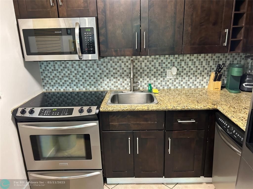 909 Ne 23rd Dr - Photo 10