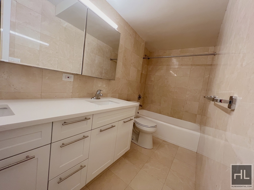 East 55 Street - Photo 4