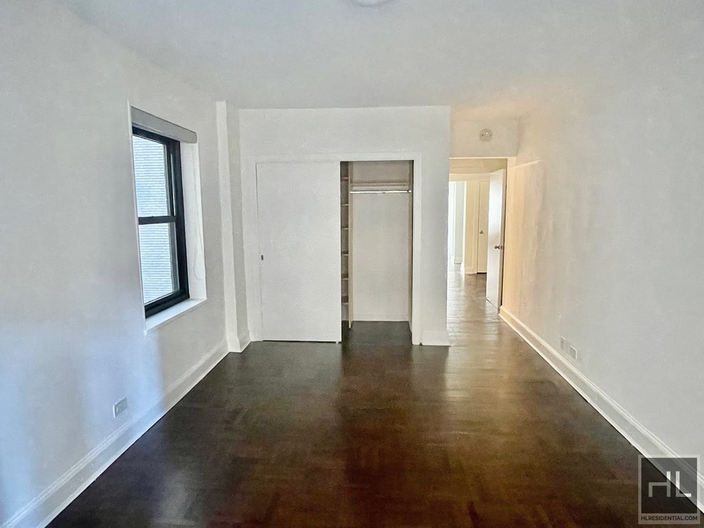 East 55 Street - Photo 3