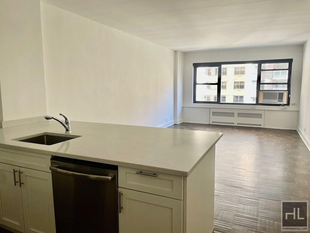 East 55 Street - Photo 1