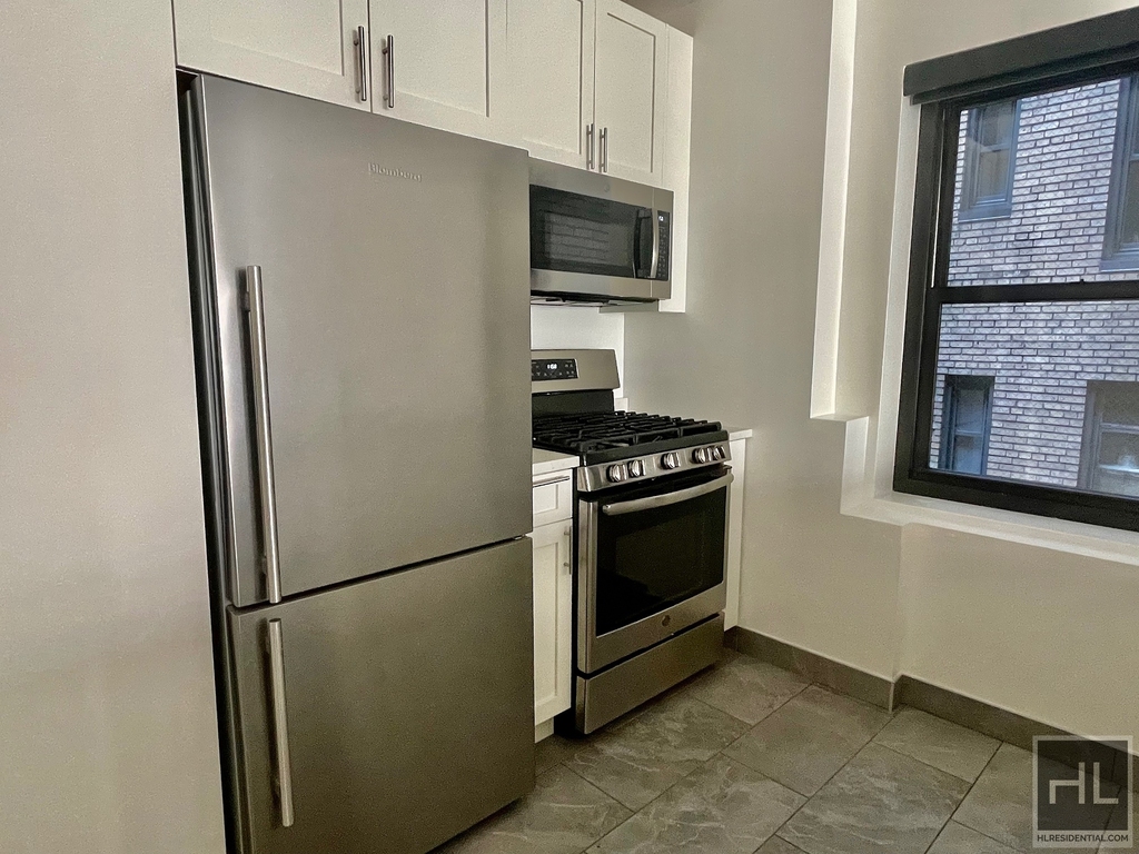 East 55 Street - Photo 2