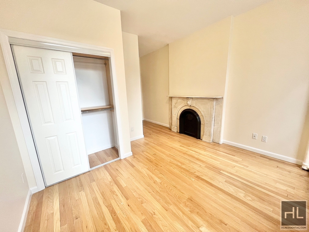 East 7 Street - Photo 2