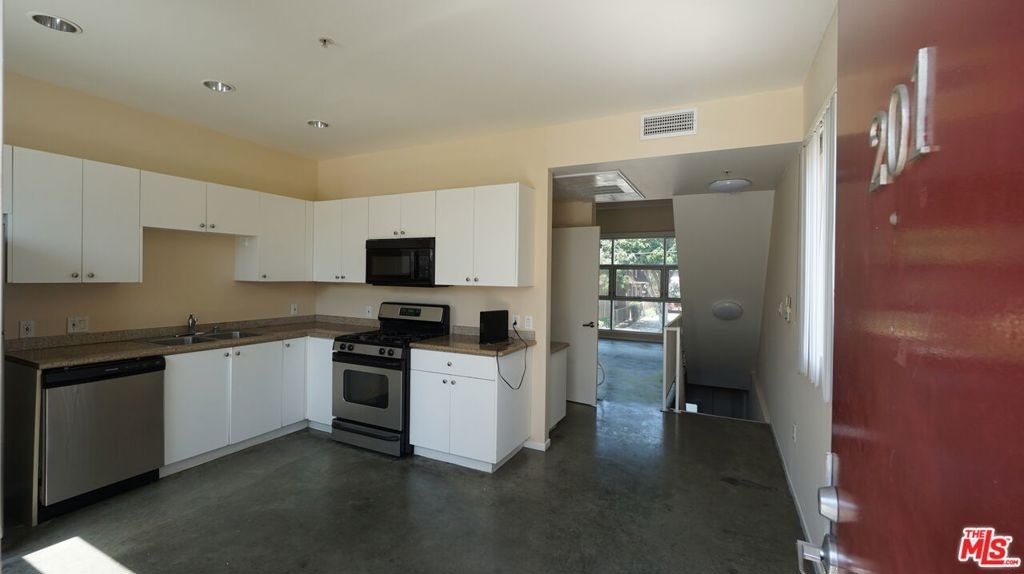 922 W 23rd Street - Photo 4