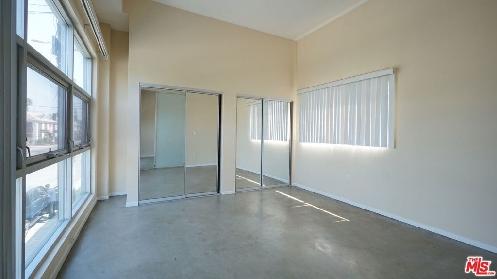 922 W 23rd Street - Photo 8