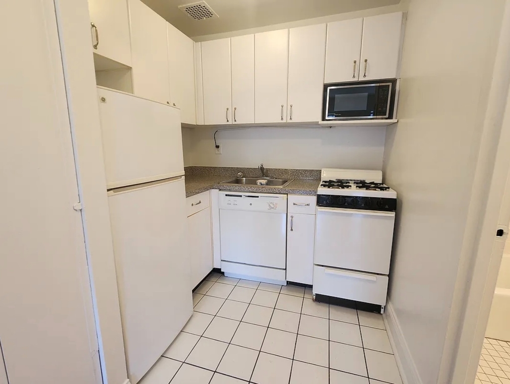 1558 York Avenue - Photo 3