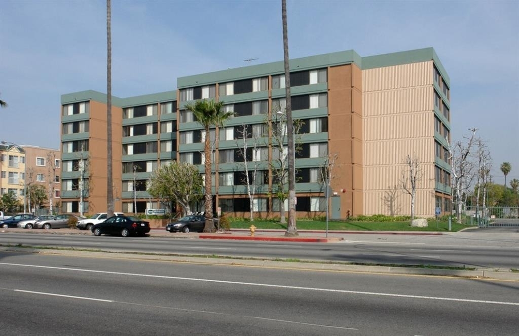 15211 Sherman Wy - Photo 3