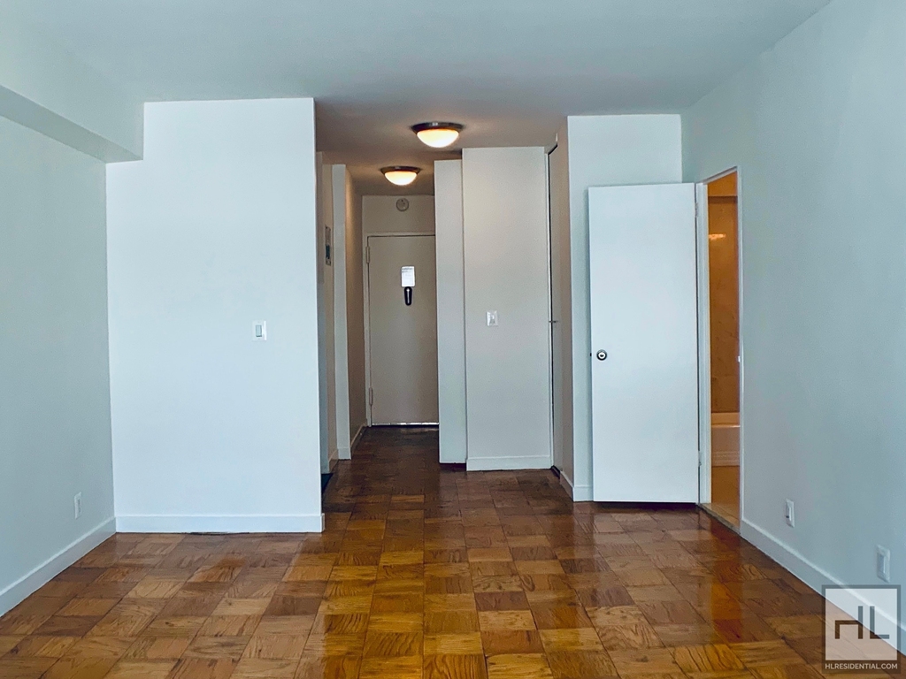 East 36 Street - Photo 4