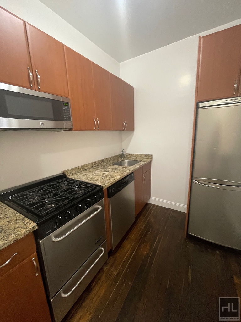 West 11th Street - Photo 3