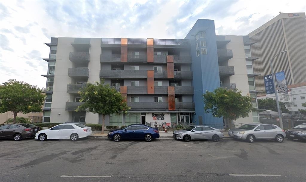 540 S Normandie Ave - Photo 3