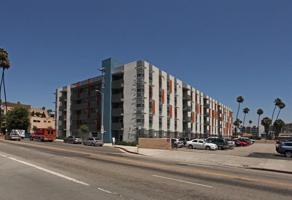 540 S Normandie Ave - Photo 4