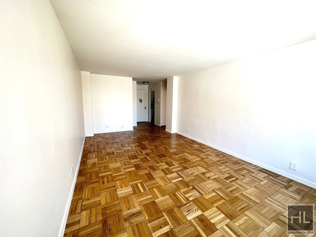 East 49 Street - Photo 2