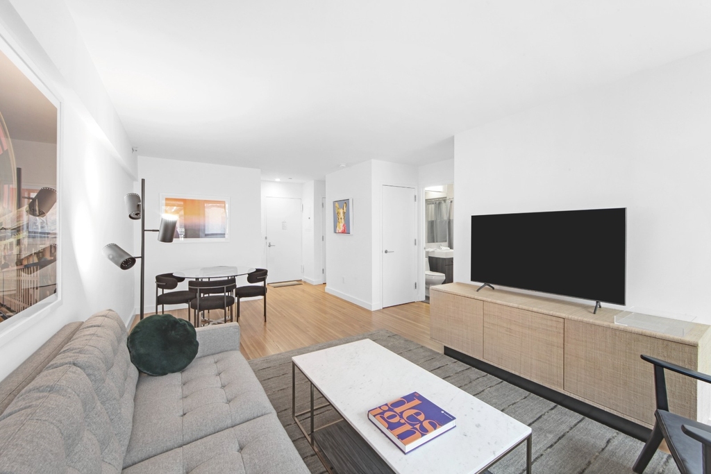 West 15th Street - Photo 4