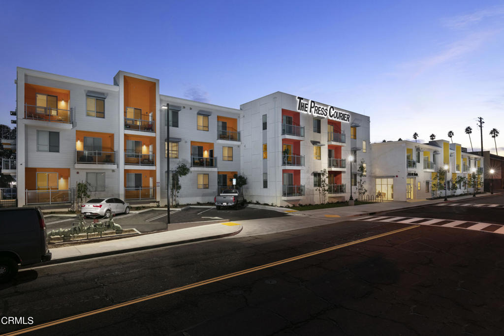 300 W 9th Street - Photo 0