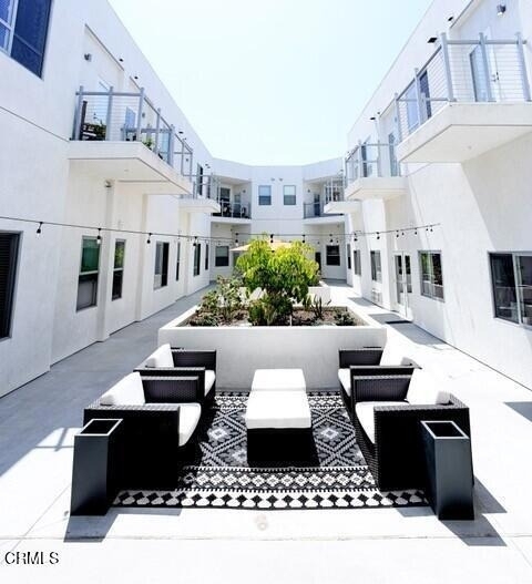 300 W 9th Street - Photo 1