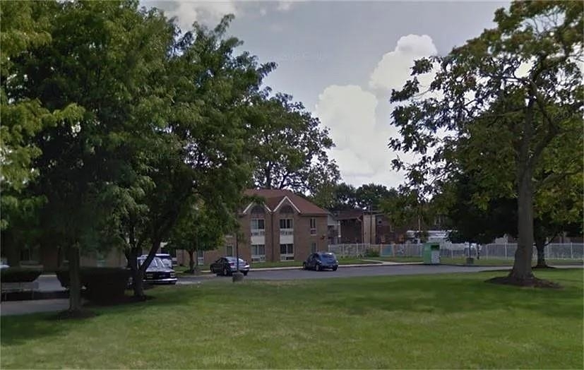 1801 N Broadway Ave - Photo 0