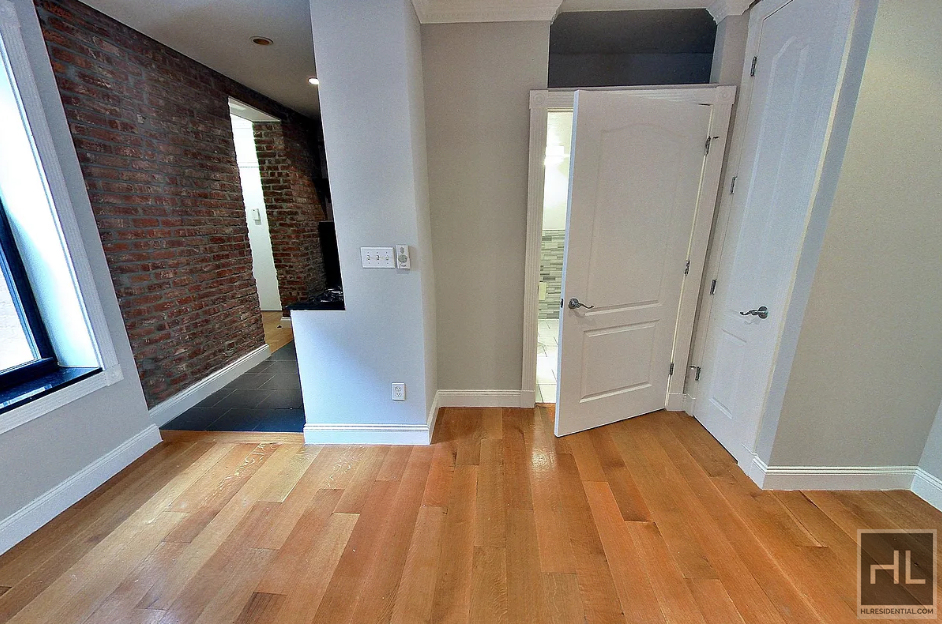 East 100th Street - Photo 3
