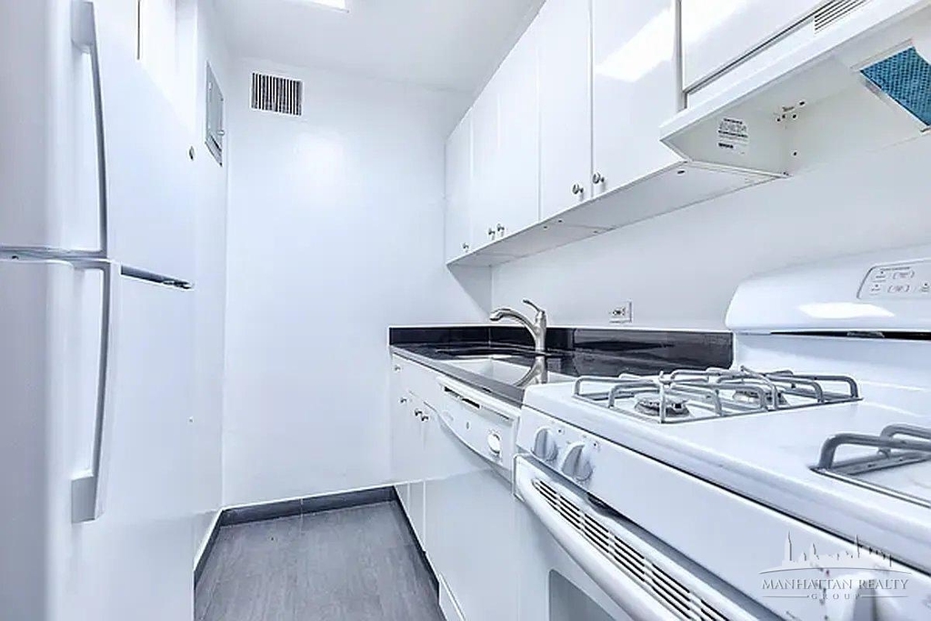 150 East 39th Street - Photo 2
