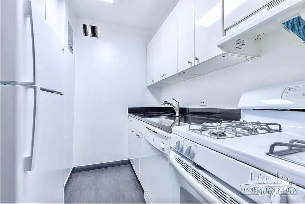 330 East 46th Street - Photo 3