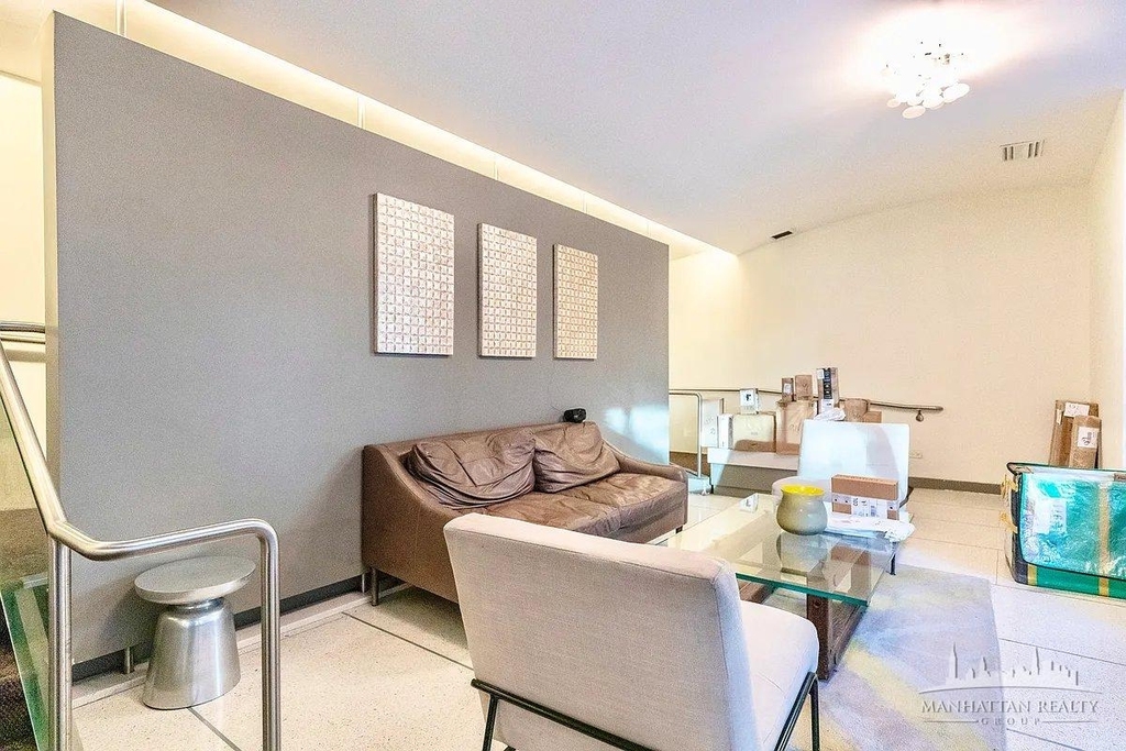 330 East 46th Street - Photo 7