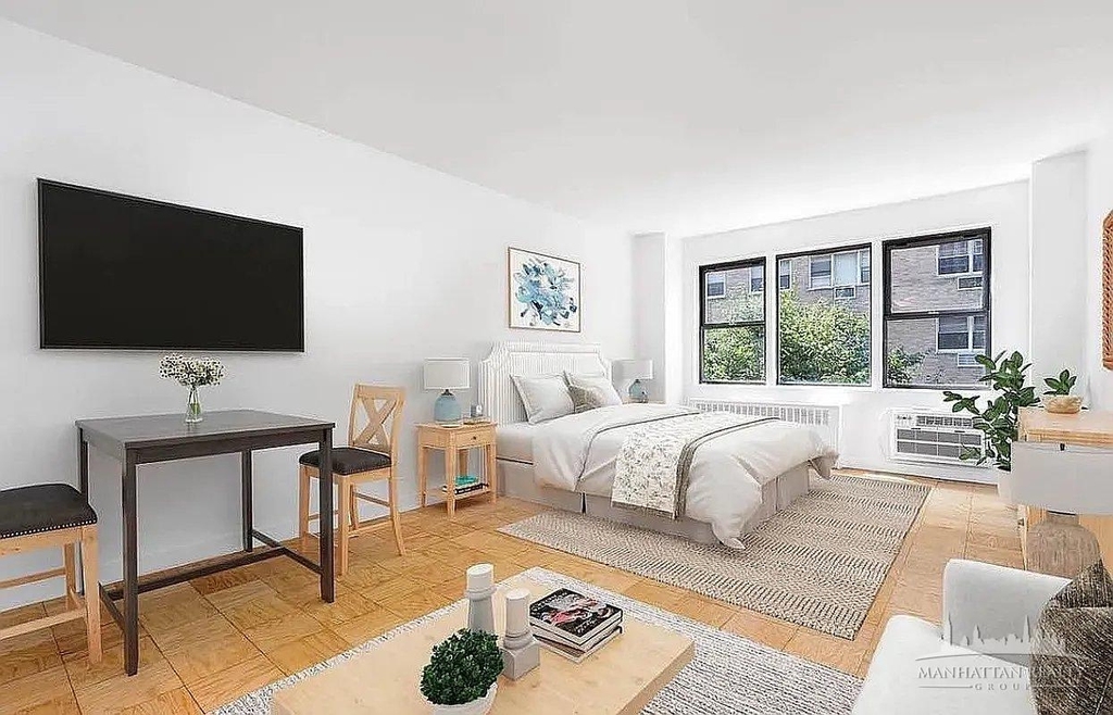 East 35th Street - Photo 0