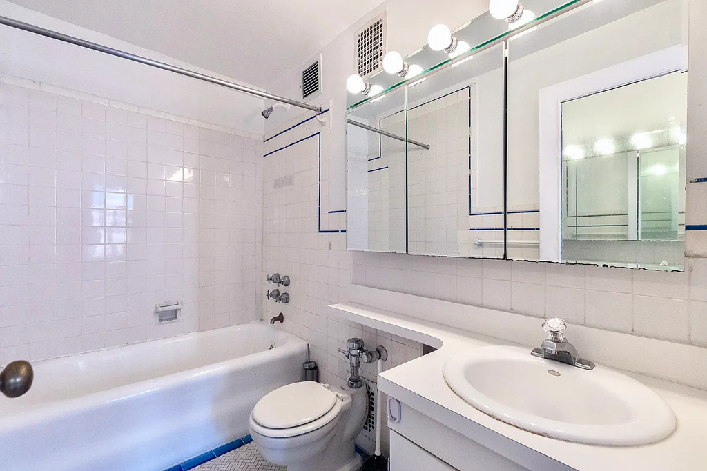 241 East 38th Street - Photo 1