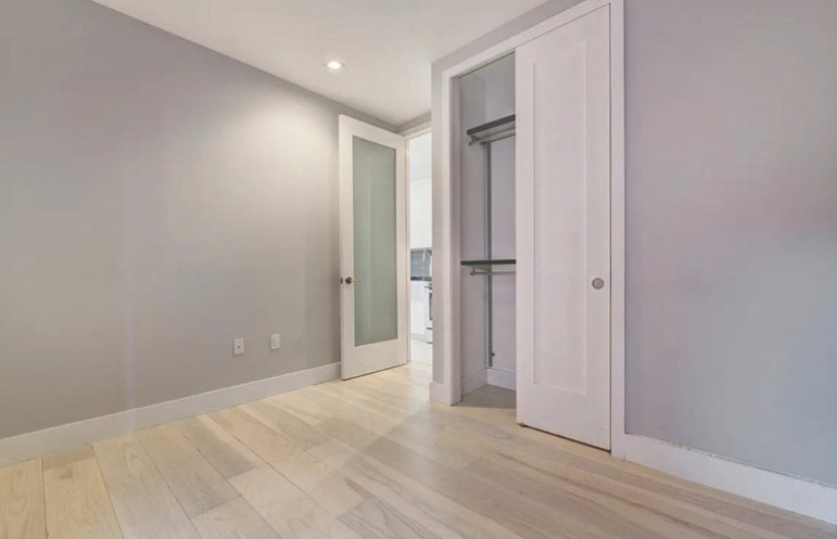 436 W 52nd St - Photo 4