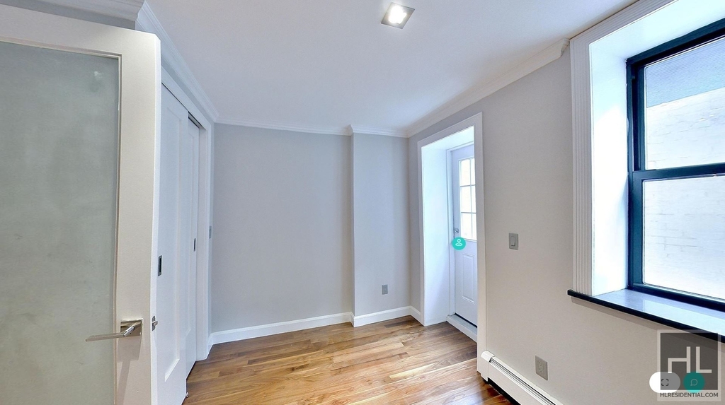 East 25 Street - Photo 2