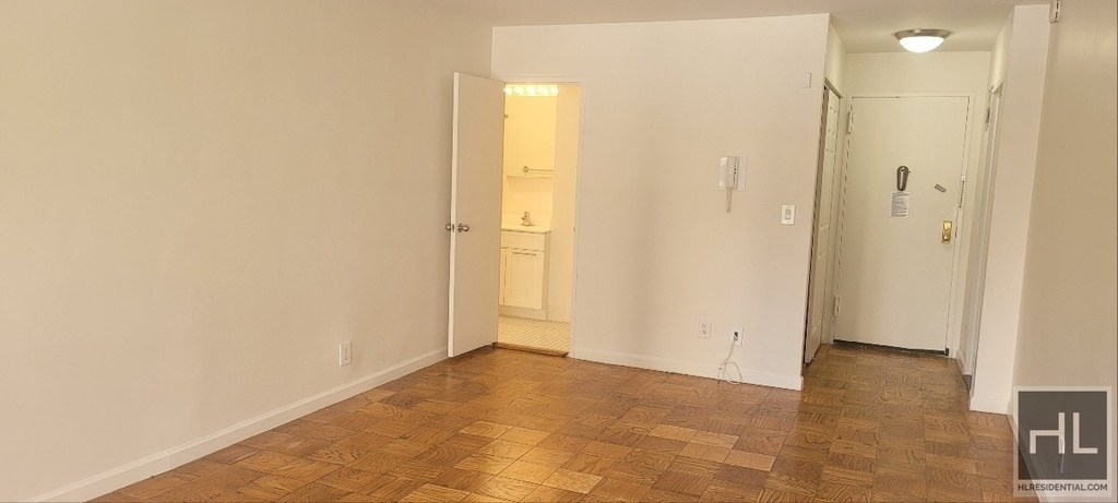 East 36 Street - Photo 4