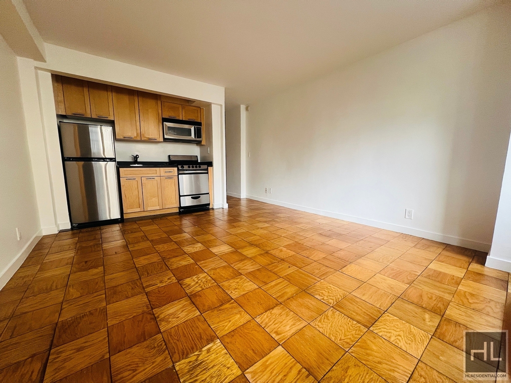 East 36 Street - Photo 5