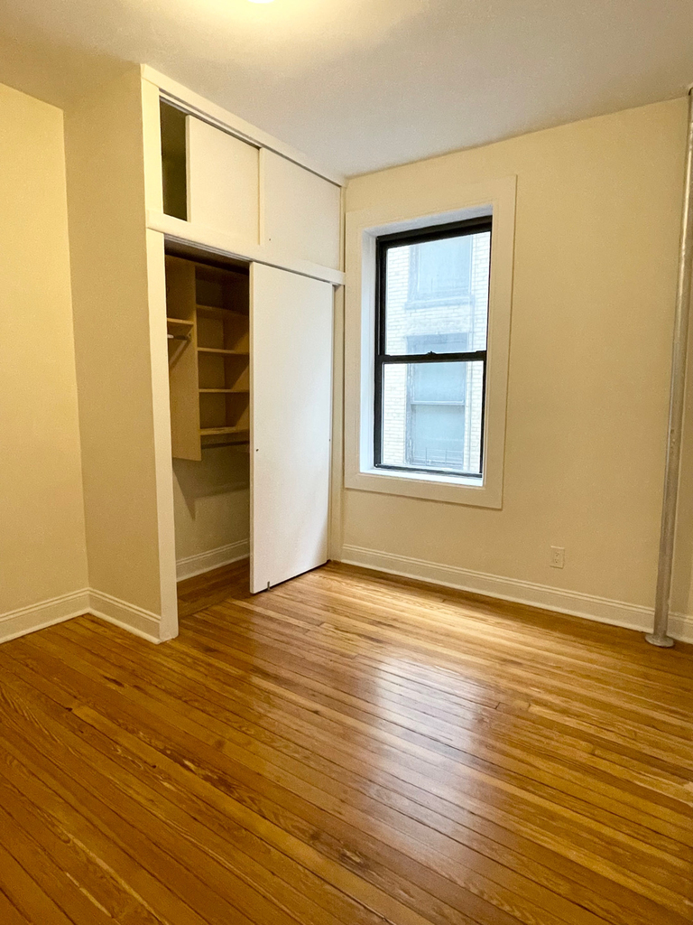 West 11th Street - Photo 8