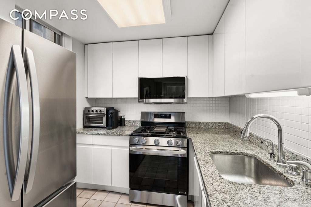 236 E 47th Street - Photo 2