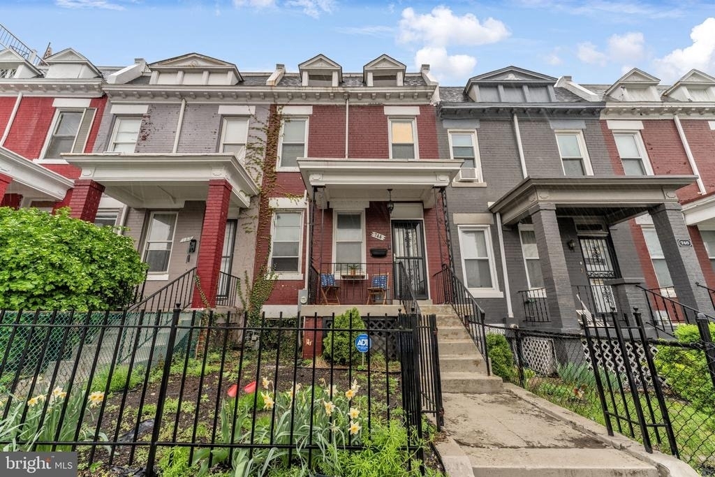 744 Columbia Road Nw - Photo 0