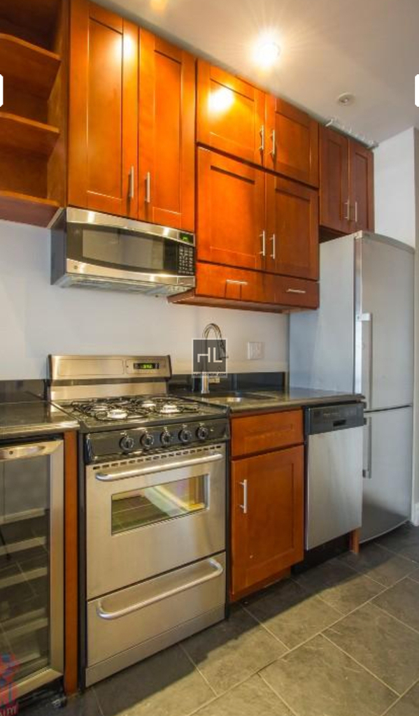 East 10th Street - Photo 4