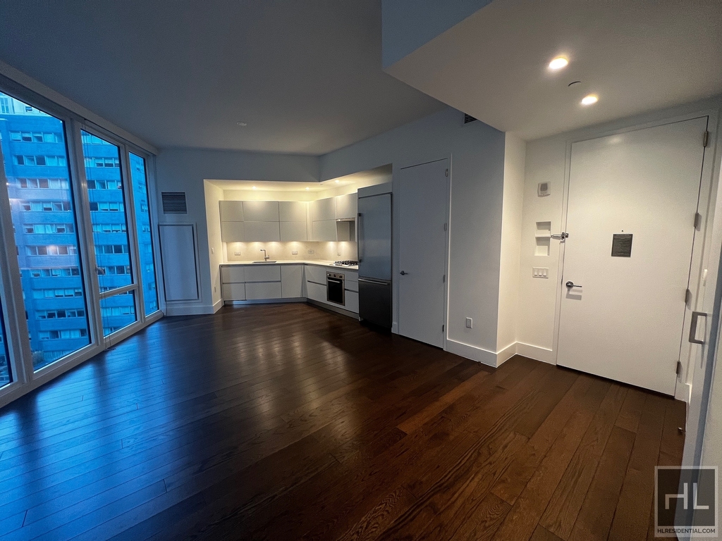 East 44th Street - Photo 8