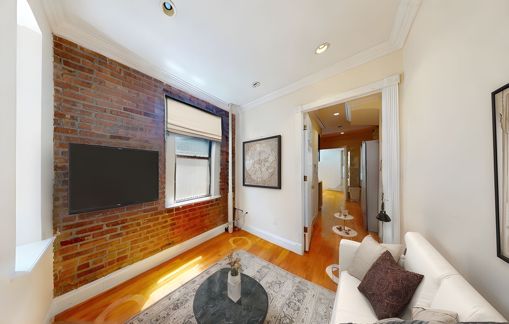610 East 9th Street - Photo 0