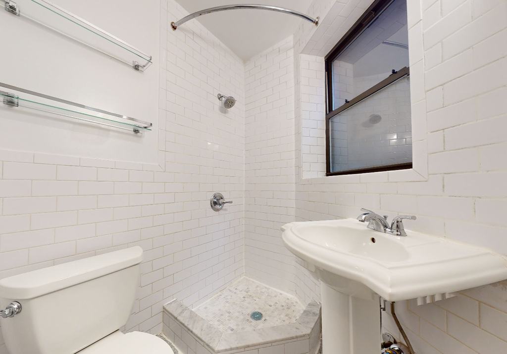 610 East 9th Street - Photo 4