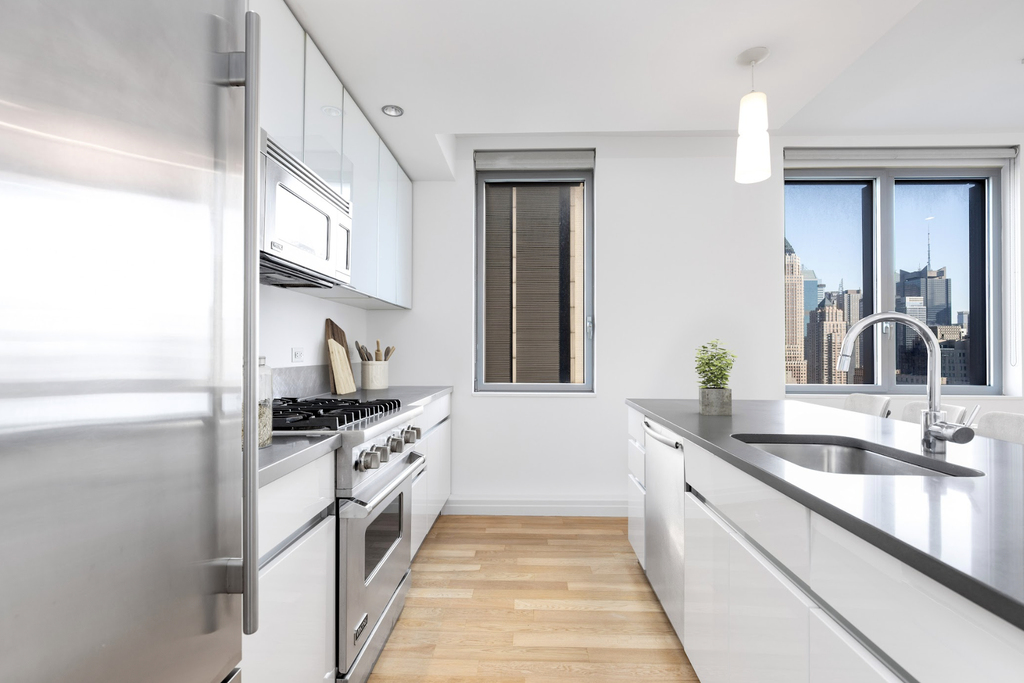 554 West 54th Street - Photo 3