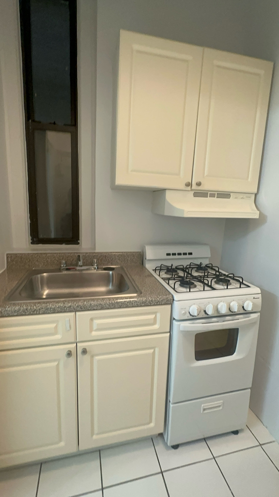 1st Avenue - Photo 1