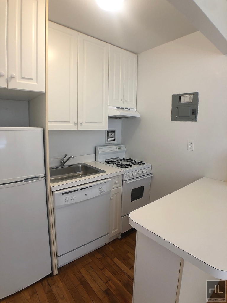 York Avenue - Photo 2