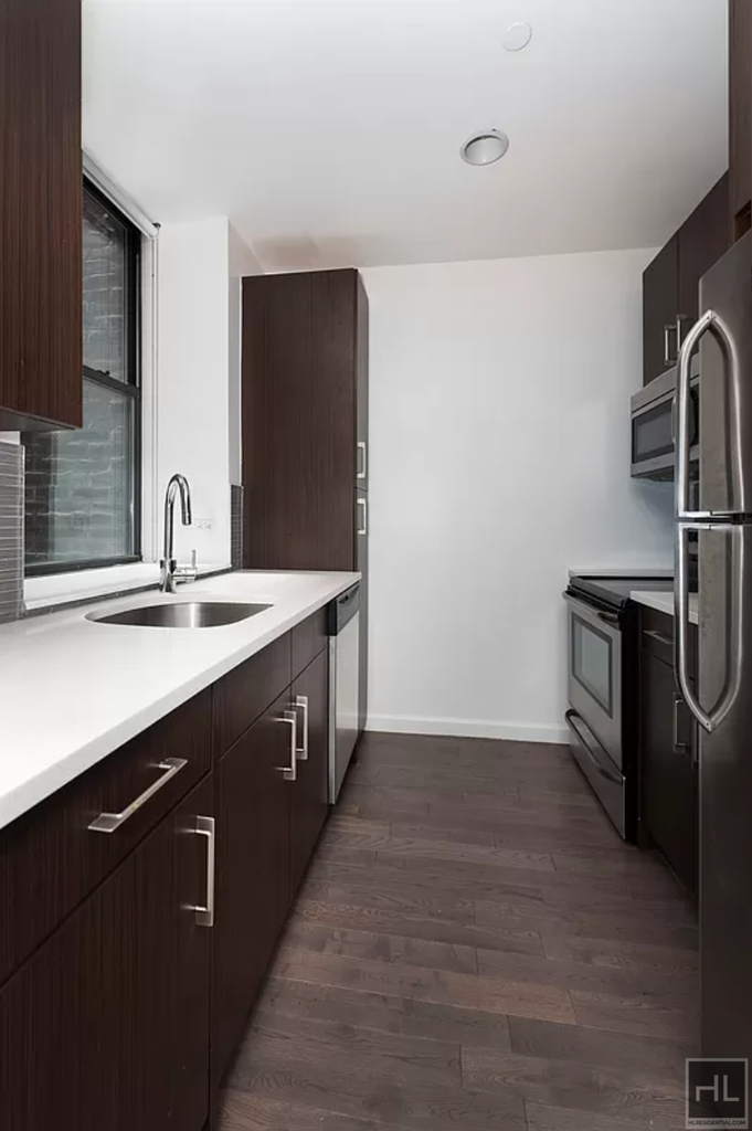 Manhattan Avenue - Photo 2