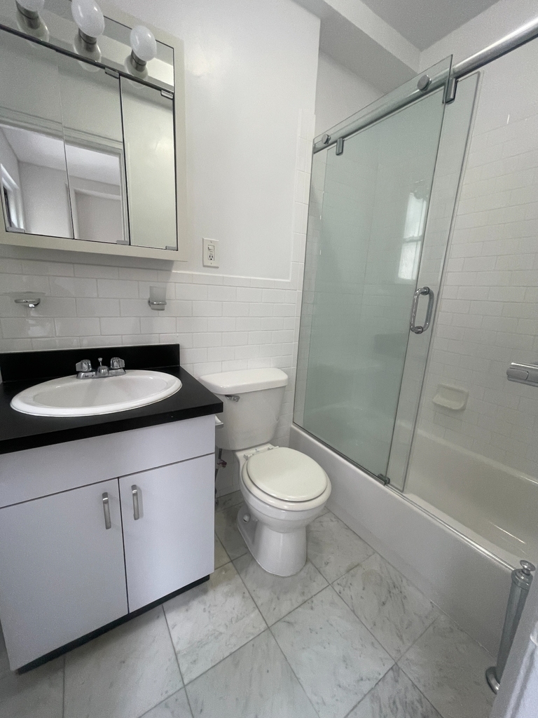 East 46th Street & lexington - Photo 4
