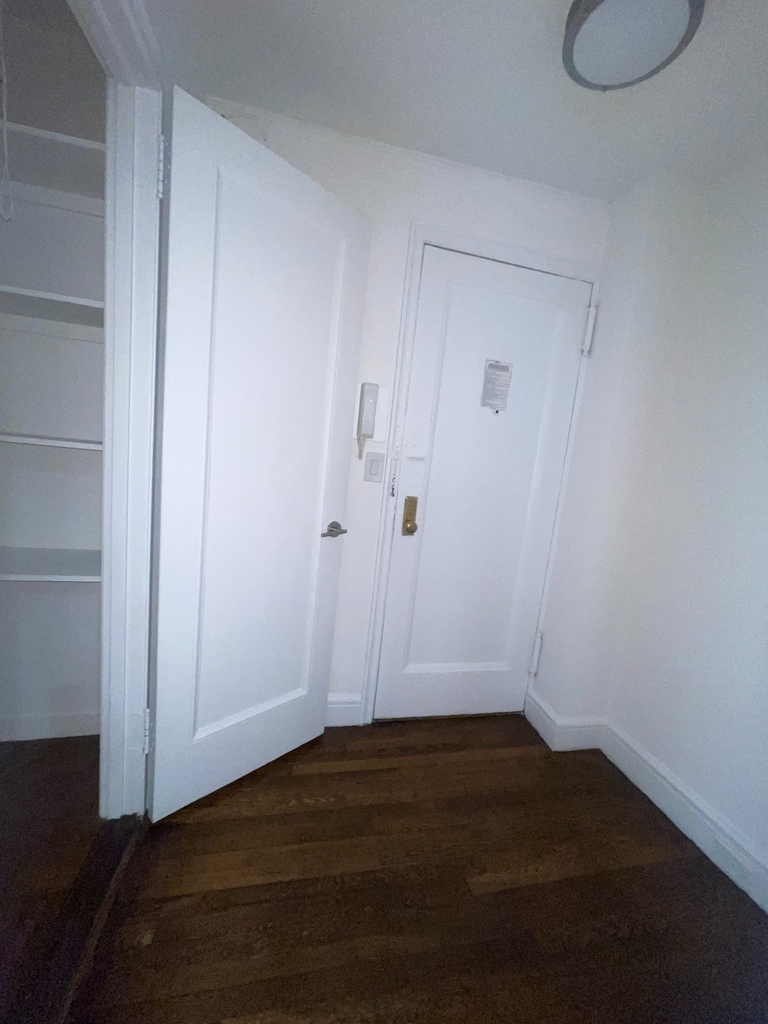East 46th Street & lexington - Photo 3