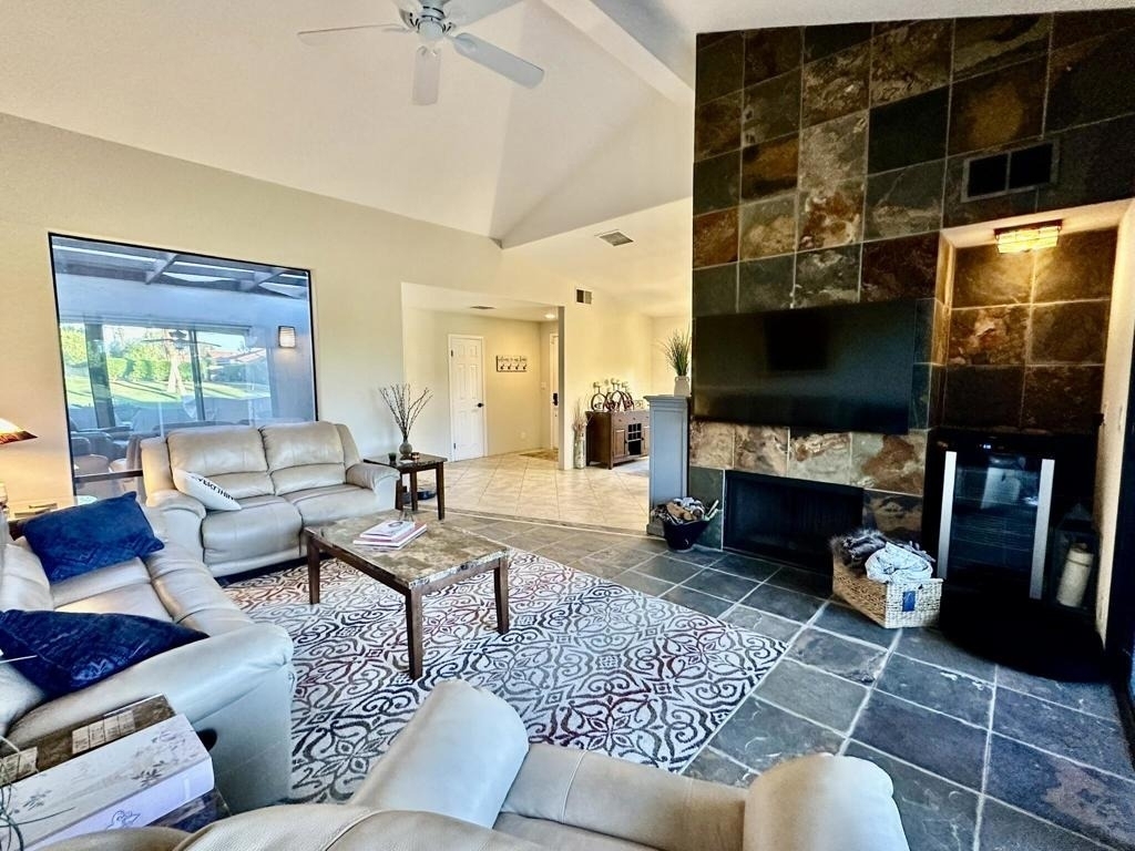 134 Las Lomas - Photo 2