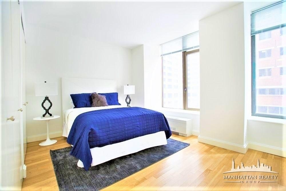 Hanover Square - Photo 2