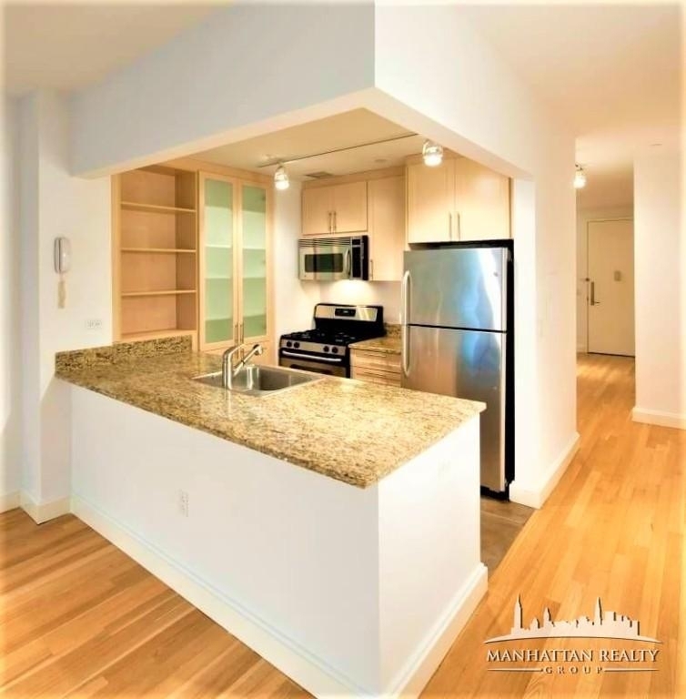 Hanover Square - Photo 1
