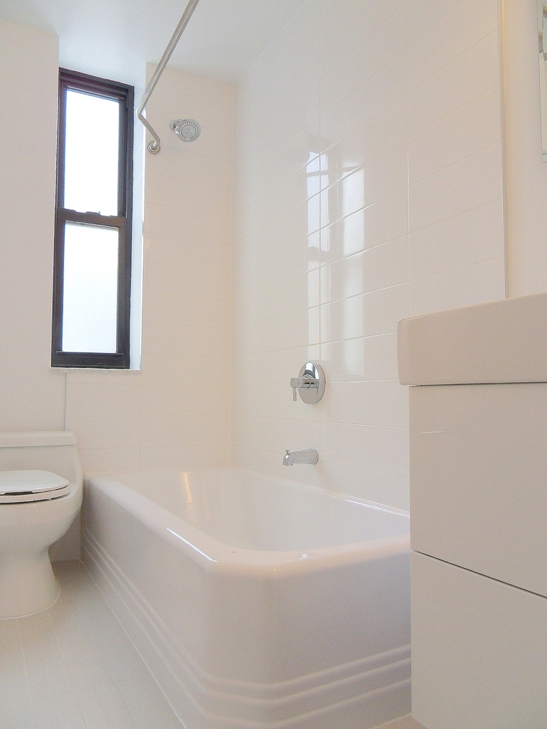 East 61st Street - Photo 4