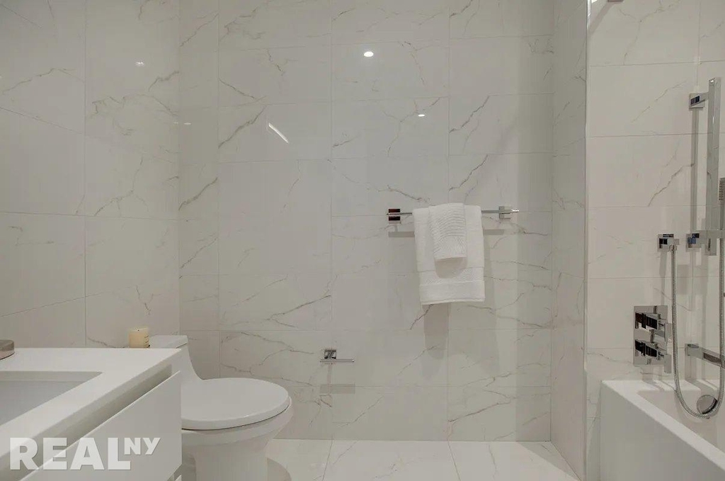 222 East 44th Street - Photo 3