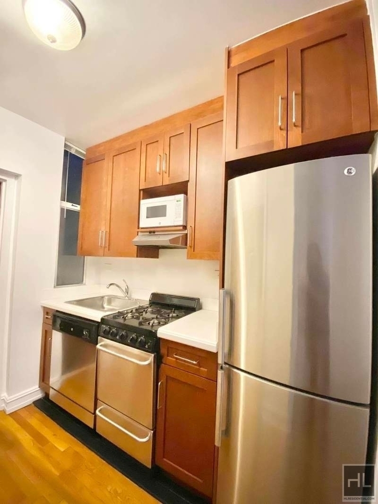 East 81 Street - Photo 2