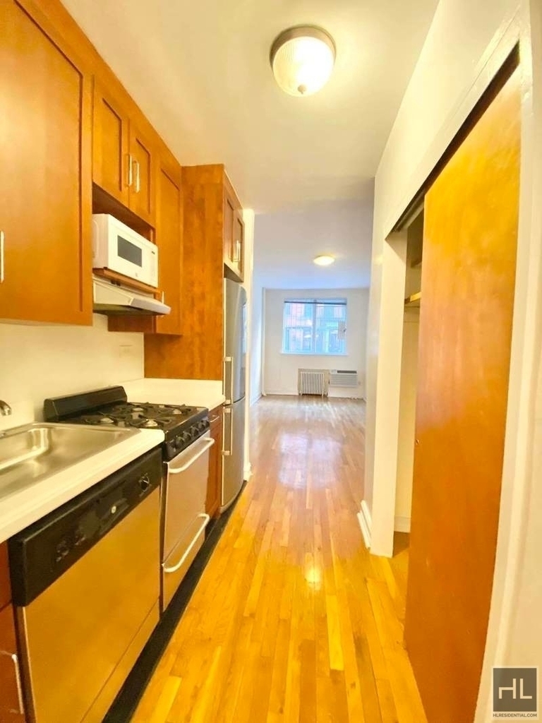 East 81 Street - Photo 1