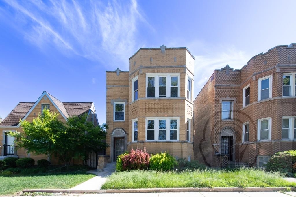 5057 West Newport Avenue - Photo 0
